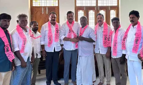Koderu में कांग्रेस पार्टी को बड़ा झटका.. बड़े पैमाने पर बीआरएस सदस्यता Koderu में कांग्रेस पार्टी को बड़ा झटका.. बड़े पैमाने पर बीआरएस सदस्यता