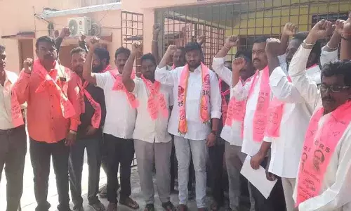 BRS नेताओं ने विधायक गद्दाम विनोद के घर का घेराव करने की धमकी दी BRS नेताओं ने विधायक गद्दाम विनोद के घर का घेराव करने की धमकी दी