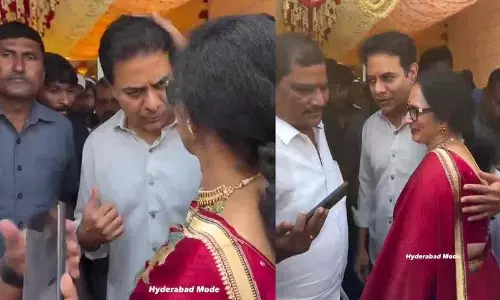 KTR के साथ हीरो प्रभास की बड़ी बहन श्यामला देवी KTR के साथ हीरो प्रभास की बड़ी बहन श्यामला देवी