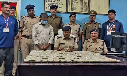 नकदी बरामदगी से हड़कंप, युवक के बैग से बरामद हुई नोटों की गड्डियां नकदी बरामदगी से हड़कंप, युवक के बैग से बरामद हुई नोटों की गड्डियां