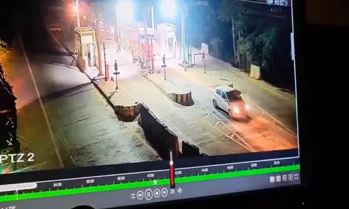 दिल्ली आतंकी विस्फोट मामला: डॉ. उमर CCTV में मेवात टोल पर विस्फोट से कुछ घंटे पहले दिखे दिल्ली आतंकी विस्फोट मामला: डॉ. उमर CCTV में मेवात टोल पर विस्फोट से कुछ घंटे पहले दिखे