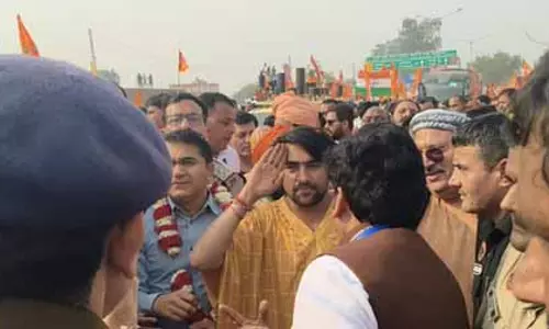 मथुरा पहुंची सनातन एकता पदयात्रा, धीरेंद्र शास्त्री ने एएसपी अनुज चौधरी को किया सैल्यूट मथुरा पहुंची सनातन एकता पदयात्रा, धीरेंद्र शास्त्री ने एएसपी अनुज चौधरी को किया सैल्यूट