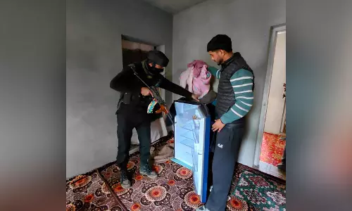 Pulwama Police की आतंकी तंत्र के खिलाफ कार्रवाई जारी, छापेमारी जारी