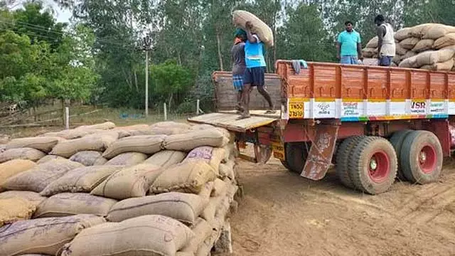 Tamil Nadu : धान खरीद में मजदूरी में कटौती के कारण कुलियों की कमी Tamil Nadu : धान खरीद में मजदूरी में कटौती के कारण कुलियों की कमी