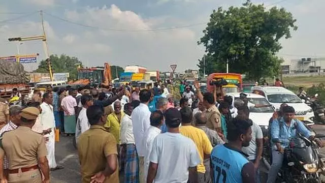 Trichy-Chennai बाईपास रोड पर सुरंग निर्माण की मांग को लेकर विरोध प्रदर्शन: यातायात बुरी तरह प्रभावित Trichy-Chennai बाईपास रोड पर सुरंग निर्माण की मांग को लेकर विरोध प्रदर्शन: यातायात बुरी तरह प्रभावित
