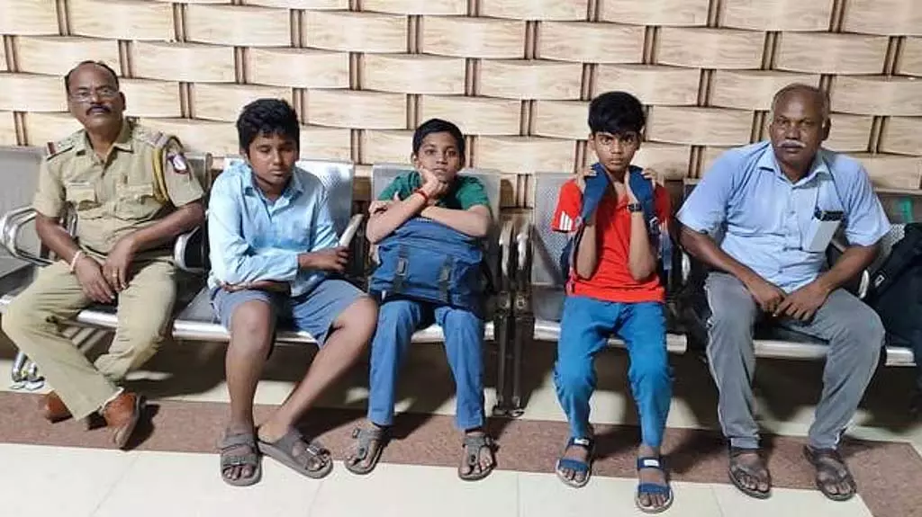 Tamil Nadu : शिक्षकों की फटकार के बाद ट्रेन से शहर से बाहर जा रहे 3 छात्रों को बचाया गया Tamil Nadu : शिक्षकों की फटकार के बाद ट्रेन से शहर से बाहर जा रहे 3 छात्रों को बचाया गया