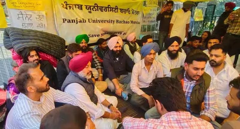 Punjab विश्वविद्यालय में विरोध प्रदर्शन 13वें दिन भी जारी, छात्र अड़े Punjab विश्वविद्यालय में विरोध प्रदर्शन 13वें दिन भी जारी, छात्र अड़े