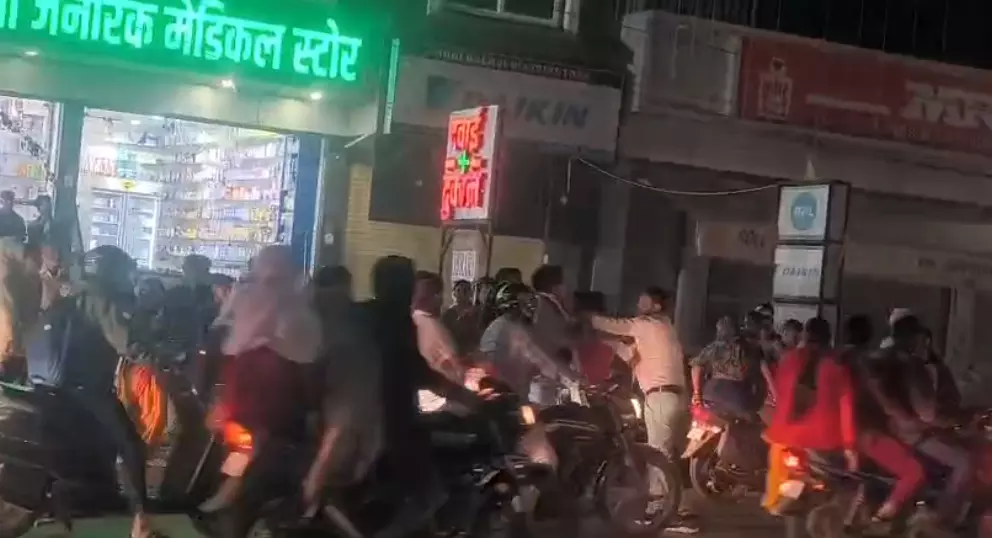 पुलिसकर्मी के शराबी भाई ने मचाया उत्पात, कार से राहगीरों को कुचलने की कोशिश की पुलिसकर्मी के शराबी भाई ने मचाया उत्पात, कार से राहगीरों को कुचलने की कोशिश की