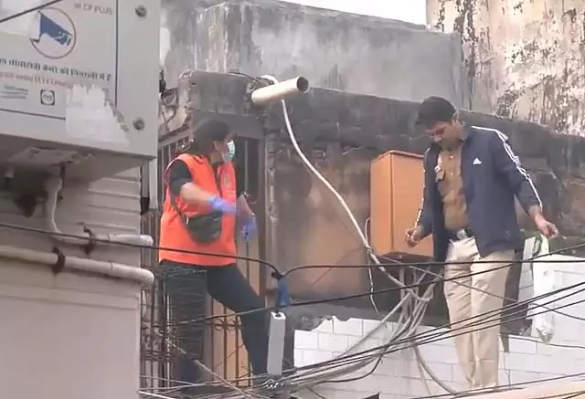 Delhi car blast : दुकान की छत पर कटा हुआ हाथ मिला Delhi car blast : दुकान की छत पर कटा हुआ हाथ मिला