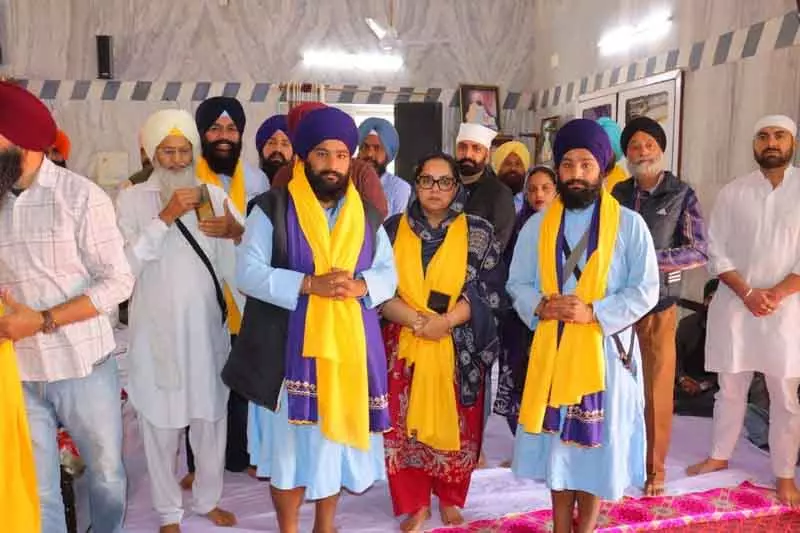 Amritsar में गुरु तेग बहादुर की 350वीं शहीदी जयंती पर कीर्तन दरबार Amritsar में गुरु तेग बहादुर की 350वीं शहीदी जयंती पर कीर्तन दरबार
