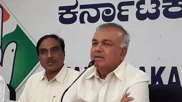 राज्य की सभी बसों में आपातकालीन निकास द्वार अनिवार्य: Transport Minister राज्य की सभी बसों में आपातकालीन निकास द्वार अनिवार्य: Transport Minister