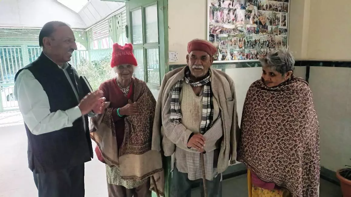 Shimla: बसंतपुर स्थित वृद्धाश्रम में निरीक्षण के लिए पहुंचे आयोग अध्यक्ष Shimla: बसंतपुर स्थित वृद्धाश्रम में निरीक्षण के लिए पहुंचे आयोग अध्यक्ष