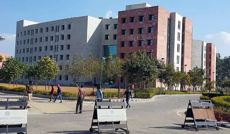 Phagwara HC ने तकनीकी विश्वविद्यालय के कुलपति व रजिस्ट्रार को अवमानना याचिका पर नोटिस जारी किया Phagwara HC ने तकनीकी विश्वविद्यालय के कुलपति व रजिस्ट्रार को अवमानना याचिका पर नोटिस जारी किया