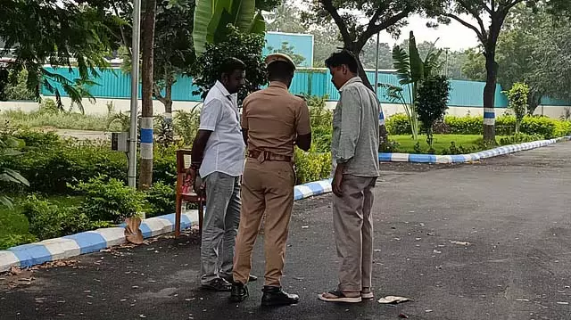 Karur incident: भगदड़ में घायल 7 लोगों की जांच सीबीआई करेगी Karur incident: भगदड़ में घायल 7 लोगों की जांच सीबीआई करेगी