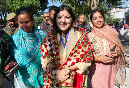 जम्मू-कश्मीर: उपचुनाव में भाजपा ने नगरोटा विधानसभा सीट बरकरार रखी जम्मू-कश्मीर: उपचुनाव में भाजपा ने नगरोटा विधानसभा सीट बरकरार रखी