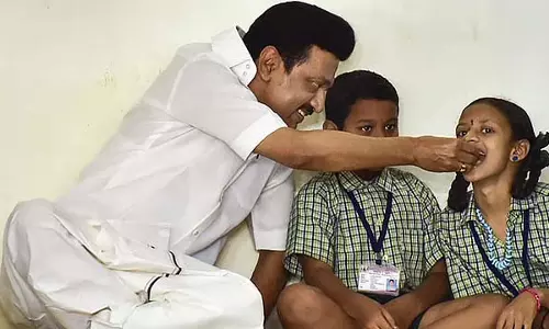 मैं तुम्हें पकड़ लूंगा ताकि तुम गिरो ​​नहीं: CM ने बाल दिवस पर शुभकामनाएं दी