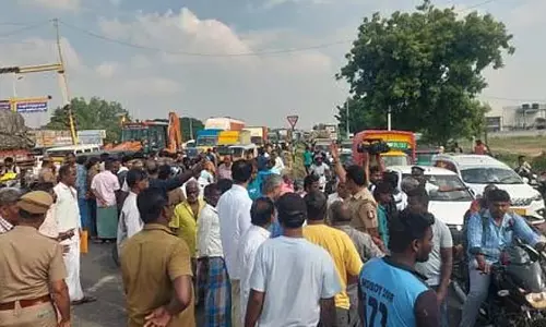 Trichy-Chennai बाईपास रोड पर सुरंग निर्माण की मांग को लेकर विरोध प्रदर्शन: यातायात बुरी तरह प्रभावित