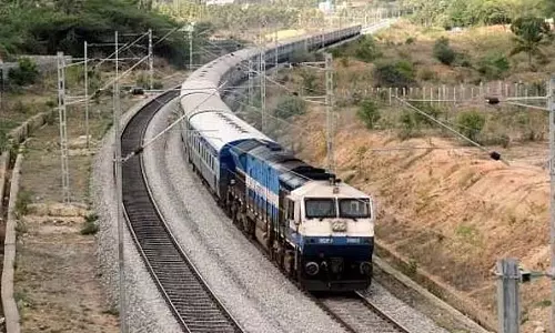 Tamil Nadu : पोदनूर मार्ग पर एर्नाकुलम-बरौनी के बीच विशेष ट्रेन Tamil Nadu : पोदनूर मार्ग पर एर्नाकुलम-बरौनी के बीच विशेष ट्रेन