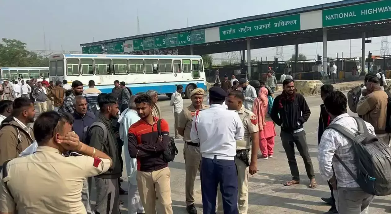 Hisar: रोडवेज-टोल स्टाफ भिड़े, टोल प्लाजा पर जमकर हंगामा Hisar: रोडवेज-टोल स्टाफ भिड़े, टोल प्लाजा पर जमकर हंगामा
