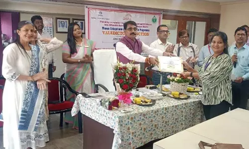 Raigad जिला कलेक्टर ने पनवेल प्रशिक्षण कार्यक्रम में महिलाओं से उद्यमिता अपनाने का आग्रह किया Raigad जिला कलेक्टर ने पनवेल प्रशिक्षण कार्यक्रम में महिलाओं से उद्यमिता अपनाने का आग्रह किया