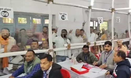 बिहार चुनाव: रुझानों में एनडीए की मजबूत बढ़त बरकरार बिहार चुनाव: रुझानों में एनडीए की मजबूत बढ़त बरकरार