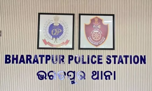 भुवनेश्वर में युवक के हमले में भरतपुर थाने के तीन पुलिसकर्मी घायल, PCR वैन क्षतिग्रस्त भुवनेश्वर में युवक के हमले में भरतपुर थाने के तीन पुलिसकर्मी घायल, PCR वैन क्षतिग्रस्त