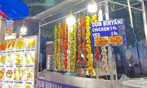 किराया न चुकाने पर BMC ने राम मंदिर के पास खाओ गली की दुकानें बंद कर दी किराया न चुकाने पर BMC ने राम मंदिर के पास खाओ गली की दुकानें बंद कर दी