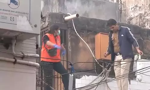 Delhi car blast : दुकान की छत पर कटा हुआ हाथ मिला