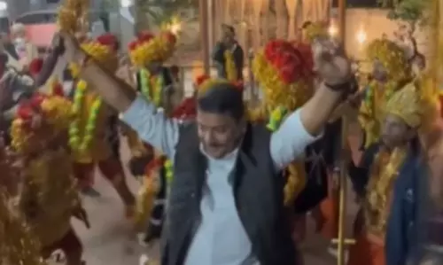 विधायक का राउत नाचा वायरल, देसी अंदाज की तारीफ विधायक का राउत नाचा वायरल, देसी अंदाज की तारीफ