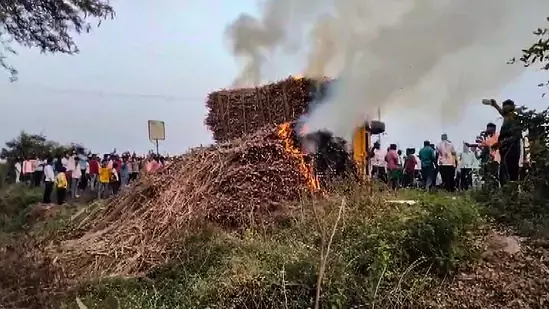 Farmers के विरोध प्रदर्शन के बीच कर्णाटला के बागलकोट में गन्ने के ट्रैक्टरों में आग लगा दी गई Farmers के विरोध प्रदर्शन के बीच कर्णाटला के बागलकोट में गन्ने के ट्रैक्टरों में आग लगा दी गई