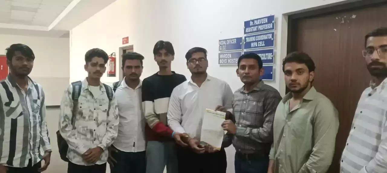 Jind: प्रशासनिक उदासीनता के खिलाफ कार्रवाई की मांग, वार्डन को ज्ञापन Jind: प्रशासनिक उदासीनता के खिलाफ कार्रवाई की मांग, वार्डन को ज्ञापन