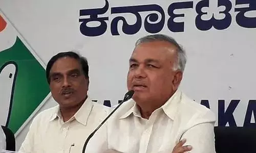 राज्य की सभी बसों में आपातकालीन निकास द्वार अनिवार्य: Transport Minister राज्य की सभी बसों में आपातकालीन निकास द्वार अनिवार्य: Transport Minister