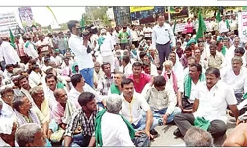 Belgaum : गन्ना किसानों के विरोध प्रदर्शन के दौरान पथराव करने के आरोप में छह लोग गिरफ्तार Belgaum : गन्ना किसानों के विरोध प्रदर्शन के दौरान पथराव करने के आरोप में छह लोग गिरफ्तार
