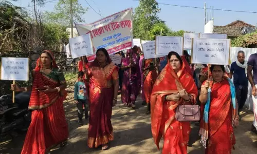 West Medinipur: बेलदा में अवैध शराब की बिक्री पर महिलाओं का गुस्सा फूटा West Medinipur: बेलदा में अवैध शराब की बिक्री पर महिलाओं का गुस्सा फूटा