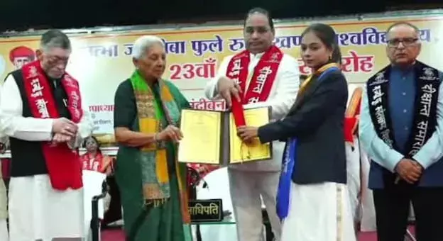 Shahjahanpur: दीक्षांत समारोह में बुशरा को सम्मानित किया गया