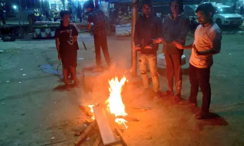 ठण्ड से बचाव के लिए अलाव की व्यवस्था