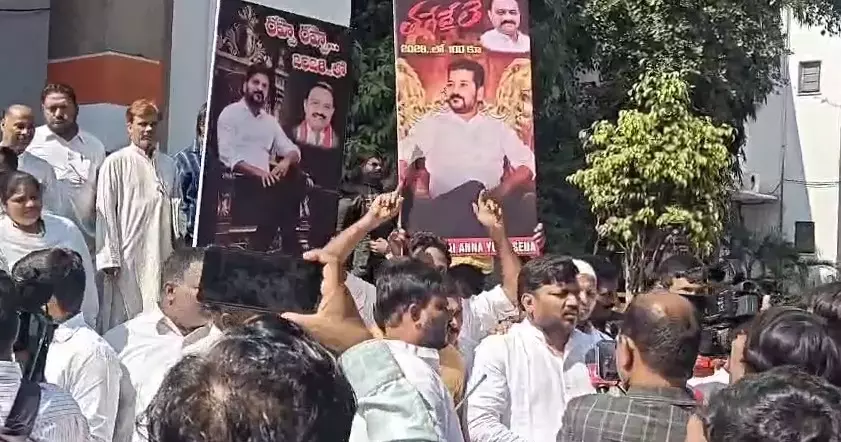 जुबली हिल्स में Congress की जीत के करीब पहुंचने पर पुष्पा ने जश्न मनाया