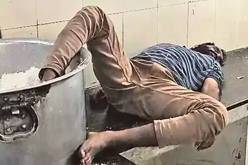 Telangana : संगारेड्डी हॉस्टल में चावल में पैर डालकर सोते हुए पकड़ा गया चौकीदार Telangana : संगारेड्डी हॉस्टल में चावल में पैर डालकर सोते हुए पकड़ा गया चौकीदार
