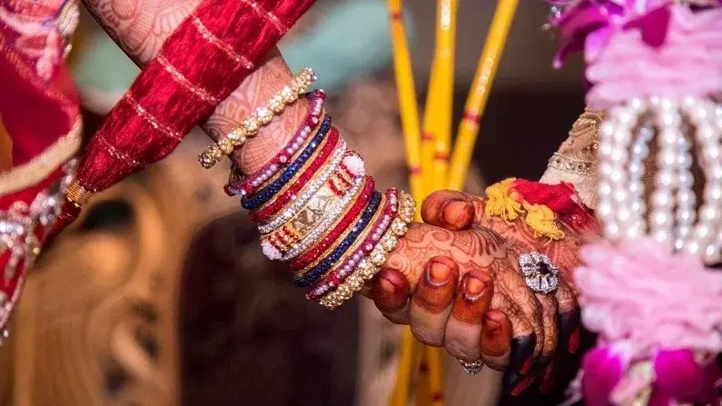 Baghpat: एक ही मंडप में 300 जोड़ों की शादियां, अफसरों ने निभाया जिम्मा Baghpat: एक ही मंडप में 300 जोड़ों की शादियां, अफसरों ने निभाया जिम्मा