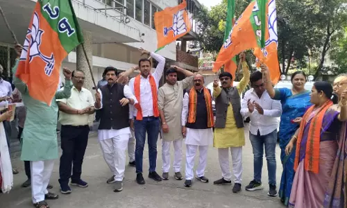 रायपुर बीजेपी दफ्तर में भी जश्न का माहौल, बिहार में जीत पर बांटी गई मिठाईयां