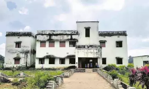 Jharigaon अपर्याप्त बुनियादी ढांचे के कारण सरकारी स्कूलों में पढ़ाई बाधित Jharigaon अपर्याप्त बुनियादी ढांचे के कारण सरकारी स्कूलों में पढ़ाई बाधित