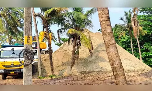 Kerala : निर्माण कार्य की आड़ में रेत तस्करी की शिकायत Kerala : निर्माण कार्य की आड़ में रेत तस्करी की शिकायत