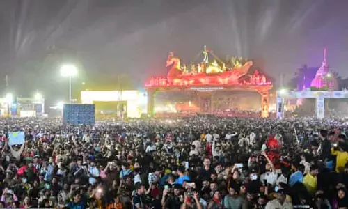 Cuttack की बाली यात्रा में श्रेया घोषाल के कॉन्सर्ट के दौरान भगदड़ जैसी स्थिति