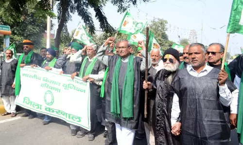 Haryana में धान घोटाले के विरोध में किसानों ने काले कपड़े पहने Haryana में धान घोटाले के विरोध में किसानों ने काले कपड़े पहने