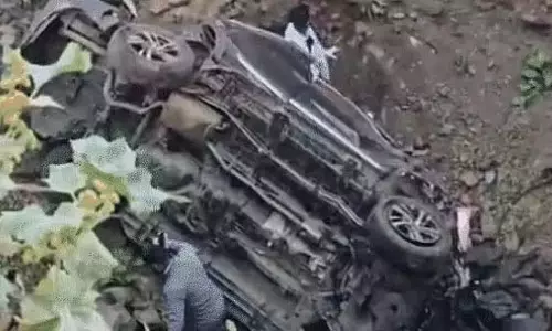 MP : रतलाम में दिल्ली-मुंबई एक्सप्रेसवे पर तेज रफ्तार एसयूवी खाई में गिरने से 5 की मौत MP : रतलाम में दिल्ली-मुंबई एक्सप्रेसवे पर तेज रफ्तार एसयूवी खाई में गिरने से 5 की मौत