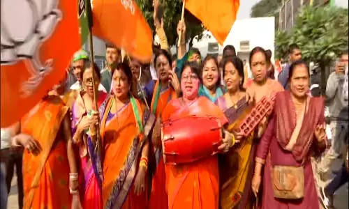 बिहार चुनाव में एनडीए के निर्णायक प्रदर्शन पर BJP कार्यकर्ताओं ने जश्न मनाया