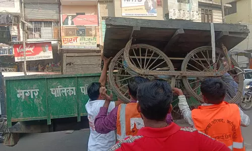 Bareilly: फरीदपुर में पालिका की कार्रवाई, अतिक्रमण हटाया और सामान जब्त Bareilly: फरीदपुर में पालिका की कार्रवाई, अतिक्रमण हटाया और सामान जब्त