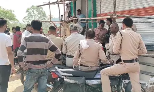 शराब दुकान हंगामे के बाद बंद, मारपीट-गाली गलौज से परेशान है स्थानीय निवासी