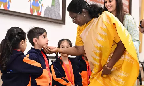 राष्ट्रपति Murmu ने राष्ट्रपति भवन में बाल दिवस पर छात्रों से की बातचीत राष्ट्रपति Murmu ने राष्ट्रपति भवन में बाल दिवस पर छात्रों से की बातचीत