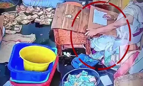 Parakamani चोरी मामले में शिकायतकर्ता की रेलवे ट्रैक पर संदिग्ध मौत